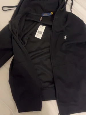 Svart polo kofta - Helt ny polo kofta. Oanvänd. Storlek S. Svart