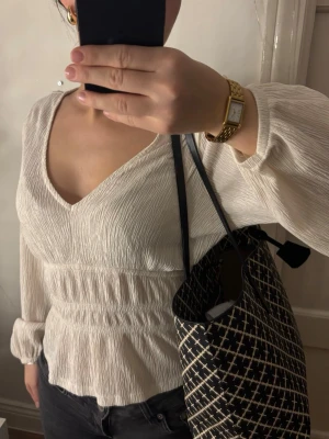 Svartvit shoppingväska med mönster - Intressekoll på denna super snygga blusen som är köpt ifrån Lindex. Den har två väldigt små hål som endast syns om man töjer ut tröjan🌸