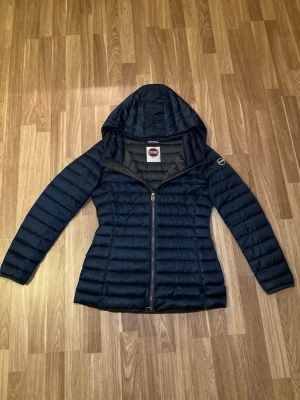 Colmar jacka - En mörkblå colmar jacka i dam storlek M (46). Jackan är i väldigt bra skick och har inga defekter.  Nypris: 5500 Kr Vårt pris: 999 Kr✅ Hör av er om ni har mer frågor. Jackan säljs för att jag råkade köpa dam jacka.  Priset är prutbart vid enkel affär!