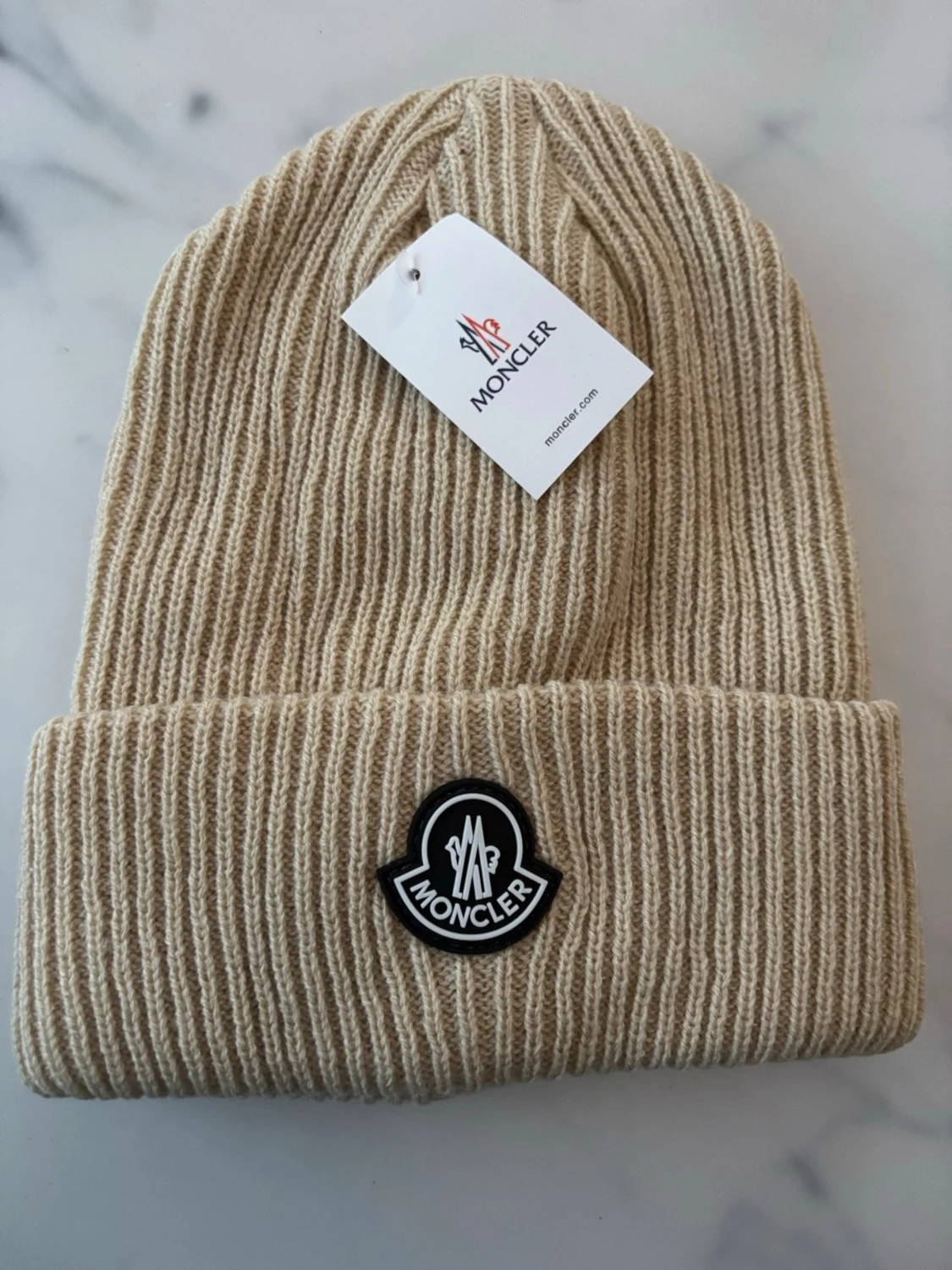 Beige ribbad Moncler mössa