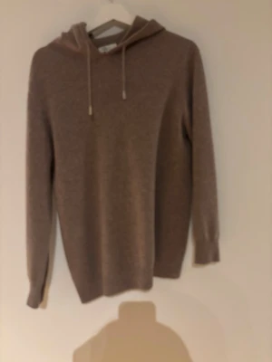 Gardegrish Kashmir hoodie - Säljer denna beige tröja för jag inte använder den längre. Har hål i båda armarna som ni ser på korten. Storlek S