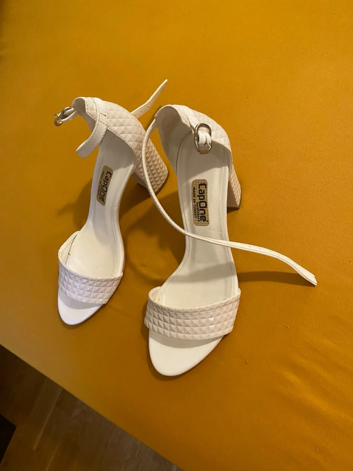 Vita sandaler med blockklack, storlek 39