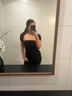 Svart ribbad topp från BikBok - Säljer en svart ribbad topp från BikBok i storlek M. Toppen är axelbandslös 💓 knappast aldrig använd så bra skick 💓