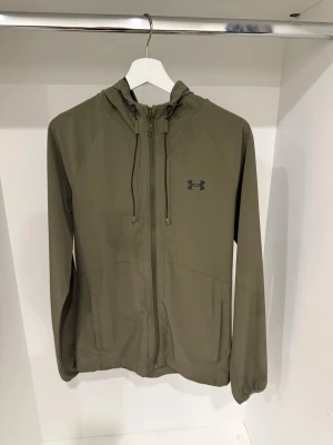 Under Armour windbreaker  - Säljer en under Armour windbreaker, storlek S men passar XS också. Fraktar snabbt inom 24h efter köp. Skriv gärna vid fler frågor eller bilder .