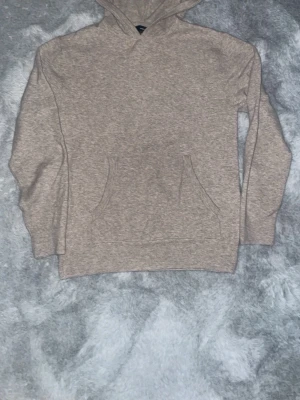 Stickad hoodie - Beige stickad hoodie. Sparsamt använd, inga deefekter! Egentliga stoleken är xs men sitter som en S