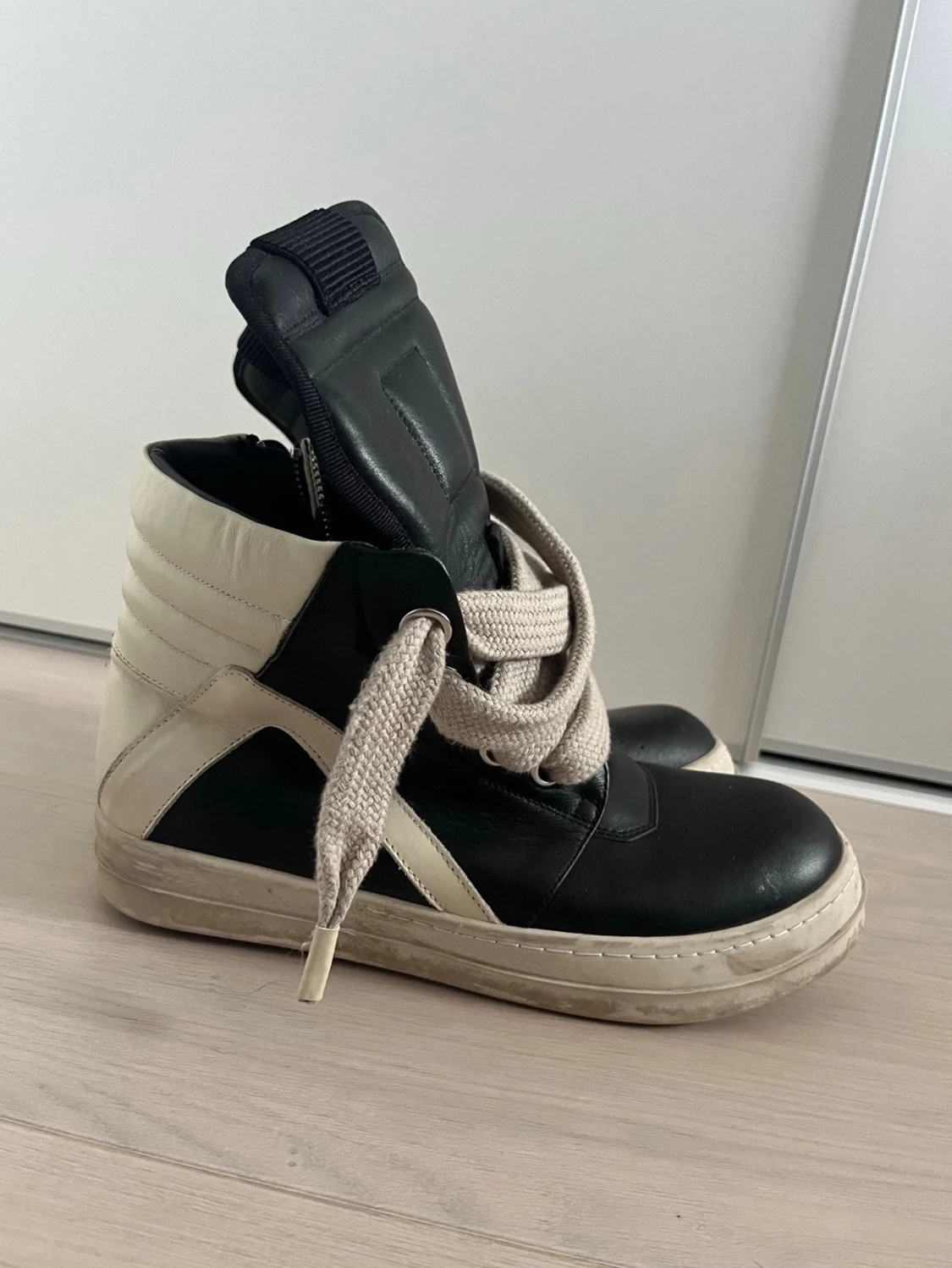 Svarta och vita high-top sneakers - 1