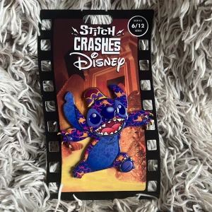Stitch Crashes Disney Jumbo Pin 6 - Aladdin - Stitch Crashes Disney nummer 6 av 12 - Aladdin. Här ser vi Stitch i full rullning. Mönstret på Stitch kropp är i färgerna blå lila och orange/gul. Kollar man noggrant så kan man se att andens lampa är i mönstret. Stitch bär även en lila guldig hatt. I original förpackning. Priset är högre då det är ett samlarobjekt