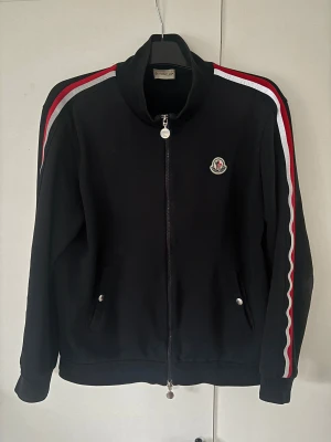 Moncler cardigan  - Galet snygg populär och trendig moncler cardigan i superfint topp skick! Självklart 100% äkta och orderbekräftelse finns. Sitter som storlek m och passar till allt perfekt året runt! Tveka inte vid minsta fråga eller fundering och pris ej hugget i sten🤩