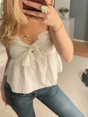 Vit linnetopp med knyt framtill - Super söt topp som ej kommer till användning. Strl xs och sitter fint på 💖 