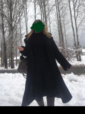 Teddykappa NA-KD - Söker du efter den perfekta svarta långa teddykappan för denna vinter? Här är den! Sparsamt använd och i fint skick. Från Nakd, Stl 36