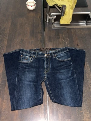 Jacob Cohen jeans - Riktigt stiliga Jacob Cohen jeans i storlek 32. Modellen är 622 comfort. Jeansen är i mycket bra skick. Det finns ett litet hål inuti vänstra fickan framtill (bild nmr 6), vilket kan sys ihop enkelt. Hör av er vid funderingar!
