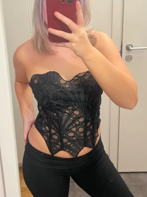 Svart topp  - Säljer denna helt nya skitsnygga toppen / korsetten 💗💗 ge prisförslag! 