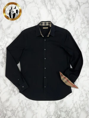 Burberry Skjorta M - Svart Burberry skjorta i storlek M i mycket bra skick. Skjortan är självklart äkta. Är du osäker på äkthet hänvisar jag gärna till bra källor/guider. Tveka inte på att höra av dig för fler frågor eller vid minsta fundering! Skick: 9/10