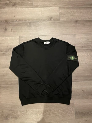 Stone Island Tröja - Stone Island tröja i riktigt bra skick. Tröjan har inga skador. Storlek S.                                   Original pris - 2999.       Mitt pris -  799.                                                          Pris går att diskutera.                                            Har ni frågor får ni gärna höra av er!