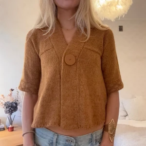 Perfekt kamelfärgad kofta - Superfin och skön kofta!! Passar så bra till jeans🧡🧡