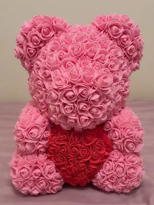 Stor rosnalle  - Säljer en stor nallebjörn gjord av konstgjorda rosor i rosa och röd. Jätte fin 