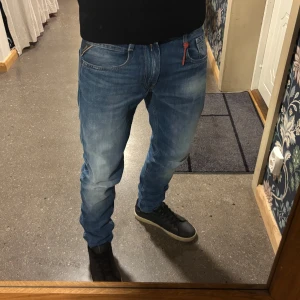 Replay Jeans  - Unika Replay Jeans som passar väldigt bra till vintern! Replay Jenssen är Vintage, vilket gör dom unika! Storlek: W31 | L34 . Material: 100% bomull. A=41,5cm | B= 103cm . ❓Hör gärna av dig om du är osäker med storleken eller om du vill ha mer bilder!  👖