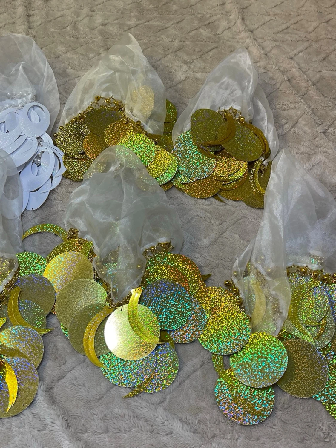 Glittrig guldpaljettväst med mesh . Dans sjaler