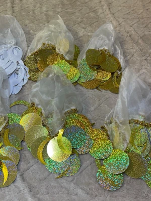 Glittrig guldpaljettväst med mesh . Dans sjaler - Unik väst med transparent mesh och massor av stora, glittriga paljetter i guld. Paljetterna är cirkelformade och sitter längs kanterna, vilket ger ett riktigt statement-plagg. Perfekt för dig som vill sticka ut och älskar bling! Västen har även små guldfärgade pärlor som extra detalj.