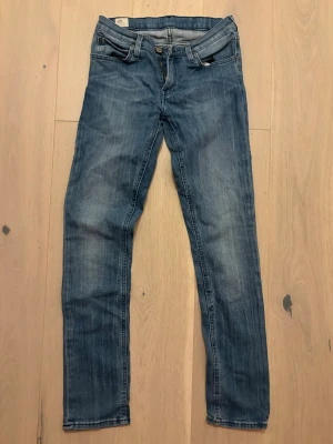 Blå jeans från Lee, straight fit - Säljer ett par vintage low waist blå jeans från Lee med straight fit. Materialet är slitstarkt denim i bomull och färgen är en tvättad blå ton. Pris kan diskuteras 