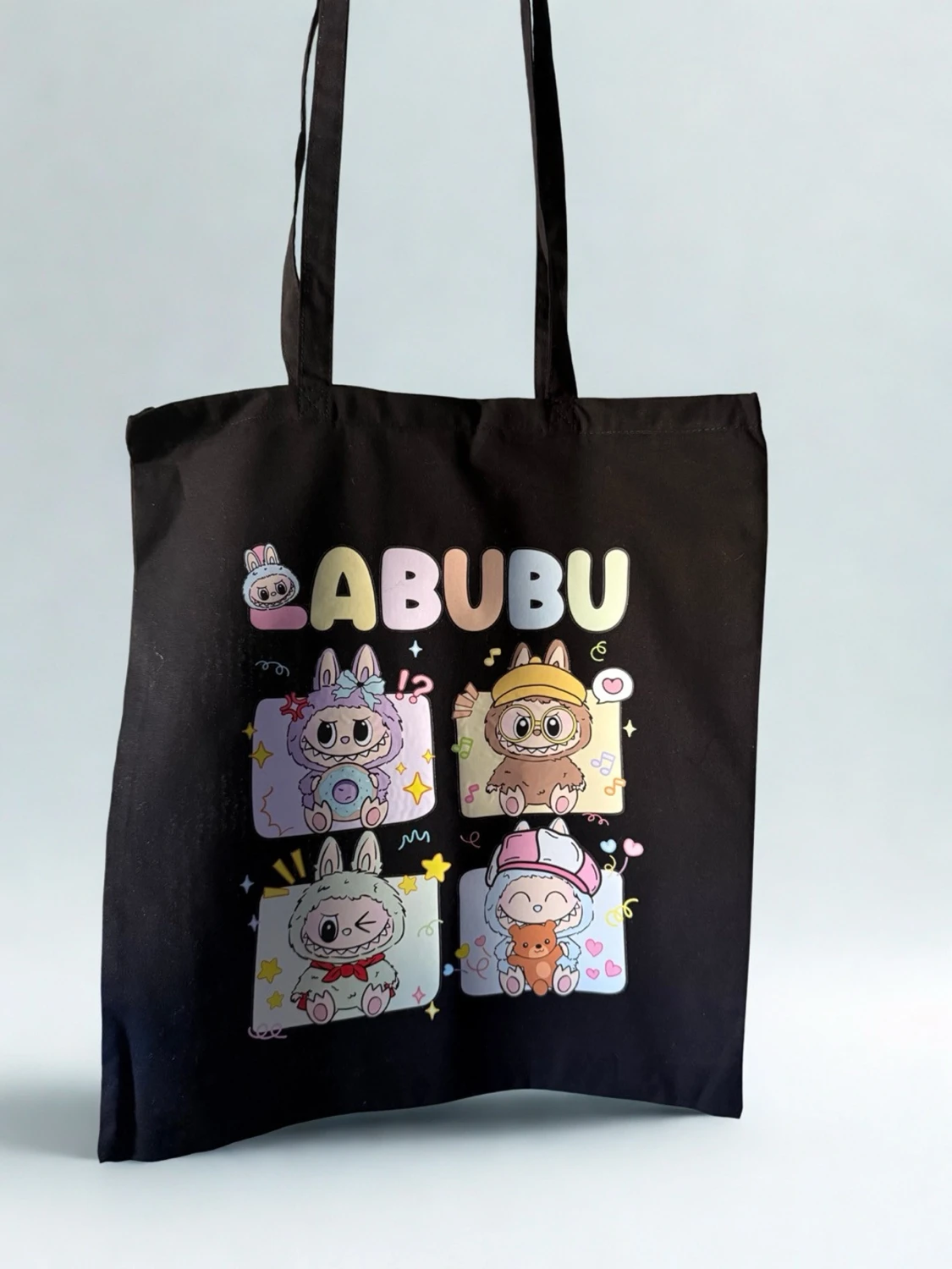 Svart shoppingväska med LABUBU-tryck