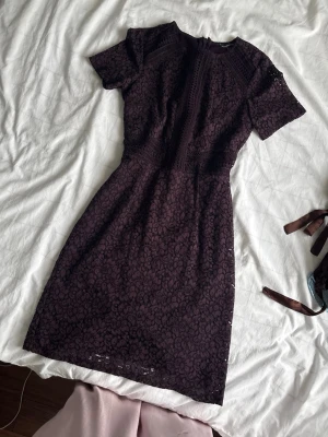 Plommonfärgad spetsklänning från Warehouse -  En plommonfärgad spetsdetaljerad klänning från  warehouse. Jag har själv aldrig använt den men den har varit i min mammas garderob i många år nu Oanvänd med ett bra tag! Priset kan diskuteras!💞