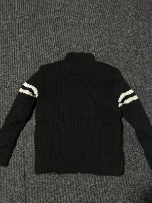 Svart Moncler Cardigan  - Helt nya                                                                     Priset går att diskutera🍾                                      Skriv vid minsta fundering 😁