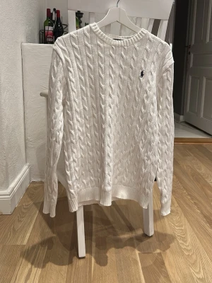 Vit stickad tröja från Ralph Lauren - Säljer nu min kabelstickade polo Ralph lauren tröja som nu är för liten! Den är knappt använd och har inga defekter alls! Den är alltså som ny🎩Storlek M. 