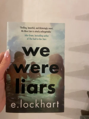 We Were Liars - En prisbelönt och gripande roman om kärlek, tragedi och hemligheter. Perfekt för dig som gillar spänning, oväntade vändningar och att själv försöka lista ut sanningen. Super bra bok!