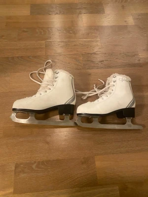 Vita konståkningsskridskor Spin strl 37 - Säljer ett par vita konståkningsskridskor från Spin i storlek 37. Använt med bra skick