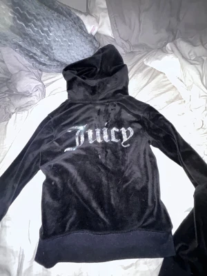 Juicy couture tröja  - säljer min fina juicy tröja som är använd fåtal gånger, pris kan diskuteras vid snabb affär❣️
