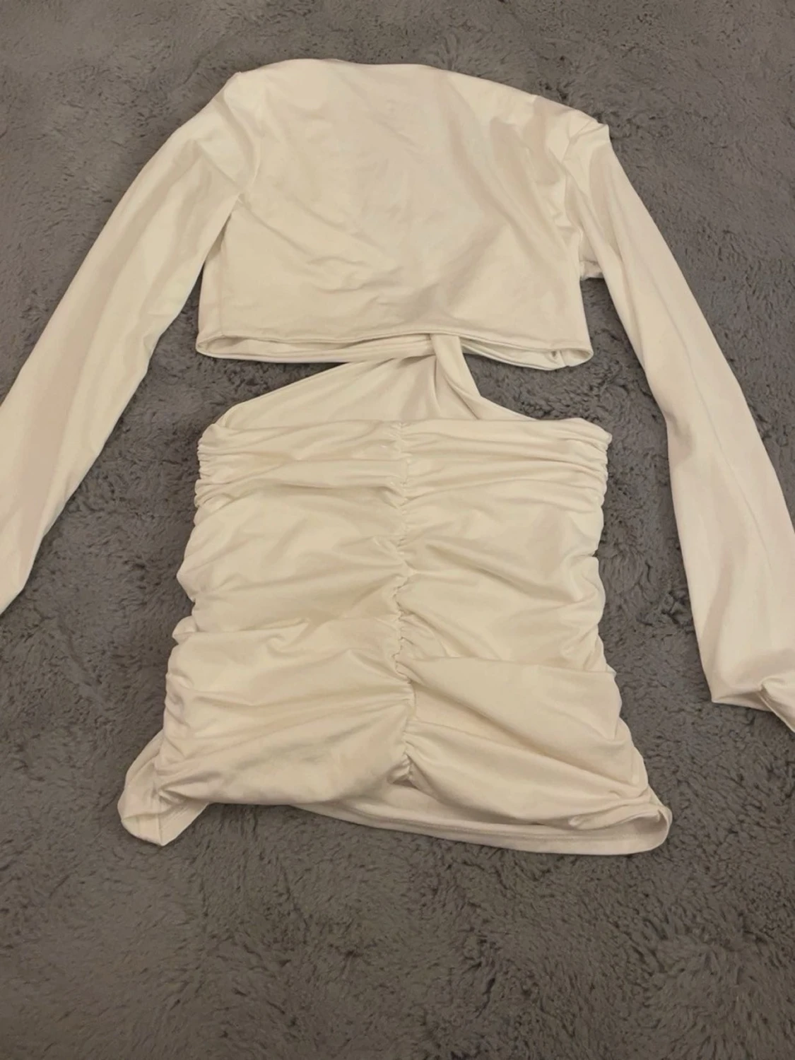 Vit omlott kortklänning med lång ärm - 1