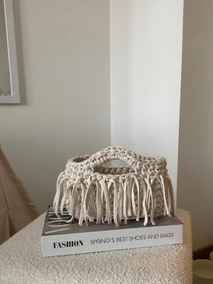 Beige handväska med fransar - Virkad mini väska