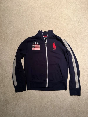 Polo zip hoodie  - (L I BARNSTORLEK!) sitter som xs i vanlig storlek. Snygg polo Ralph lauren zip tröja. Tröjan är i väldigt bra skick, utan några defekter! Hör av er vid intresse! 🤝 (pris går att diskutera) 