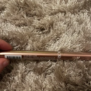 IsaDora Shimmer Eyeshadow Stick Golden Glow - Shimmer Eyeshadow Stick från IsaDora i färgen 43 Golden Glow. Pennan är guldig med metallisk finish och har vattenresistent formula som sitter länge. Perfekt för att skapa en glittrig och intensiv ögonlook. Enkel att applicera direkt på ögonlocket.