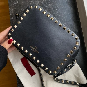 Valentino Garavani väska - Jättefint skick! Inget synligt slitage🥰