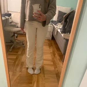Beiga bootcut jeans från ONLY - Säljer ett par snygga beiga jeans från ONLY som är midwaist, nästan aldrig använt. Pris kan diskuteras 💕storlek xs 30