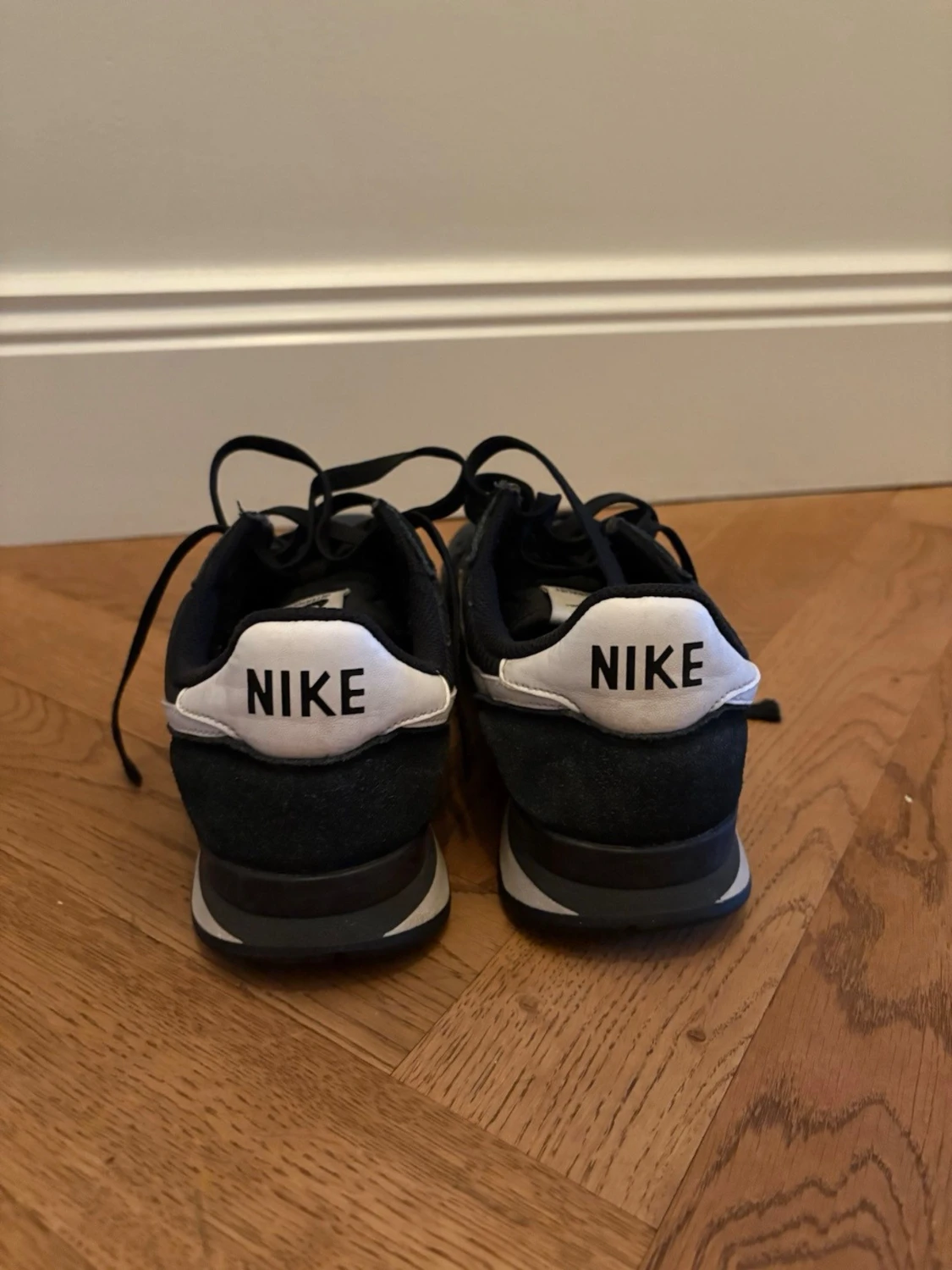 Svarta Nike sneakers med vita detaljer  - 3