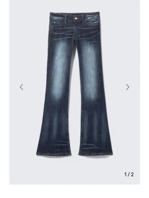 Weekday bootcut jeans - Hej, jag säljer nu mina low waist, booty bei, bootcut jeans i mörkblå färg då de inte kommit till användning.