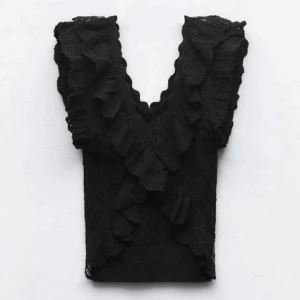 Svart blus med volang och spets - Om ni är intresserade eller har några frågor så kan ni skriva❤️