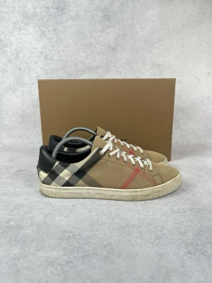 Burberry checked sneakers  - – Condition: 7/10  – What is included: Only the sneakers  – Retail price: 6800 SEK