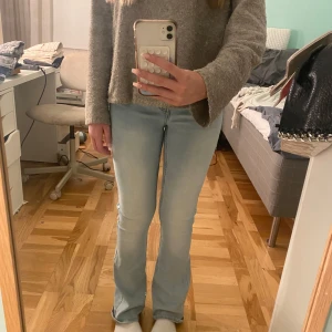 Ljusblå bootcut jeans från bik bok - Säljer ett par ljusblåa bootcut jeans som är midwaist. Pris kan diskuteras 💕storlek xs 32