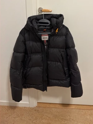 Parajumpers jacka - Väldigt varm och bekväm pjs jacka köpt på nk i stockholm med inga defekter. Ordinarie Pris = 7200