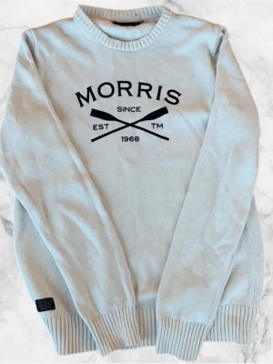 Morris Stickad Tröja - Vit stickad tröja av Morris. Storlek M. Inga deffekter. Priset är inte slaget i sten!