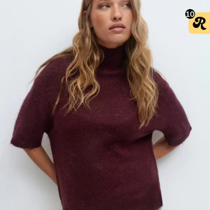 Vinröd stickad polotröja - Säljer denna vinröda stickade tröjan från Gina, använd 1 gång. Säljer för att jag inte tycker den osar bra på mig💕