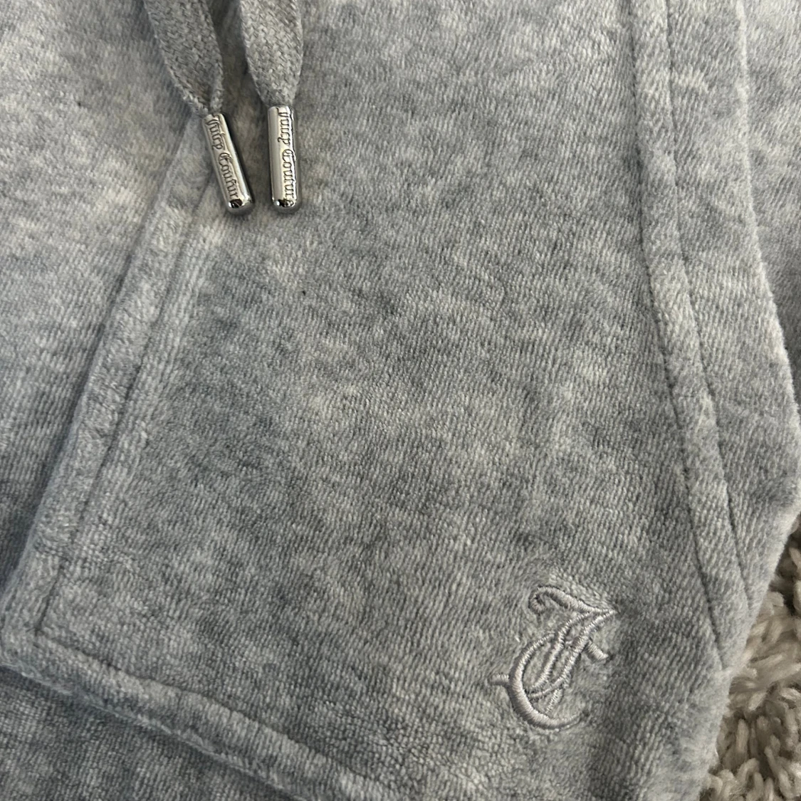 Grå mjukisbyxor från Juicy Couture - 2