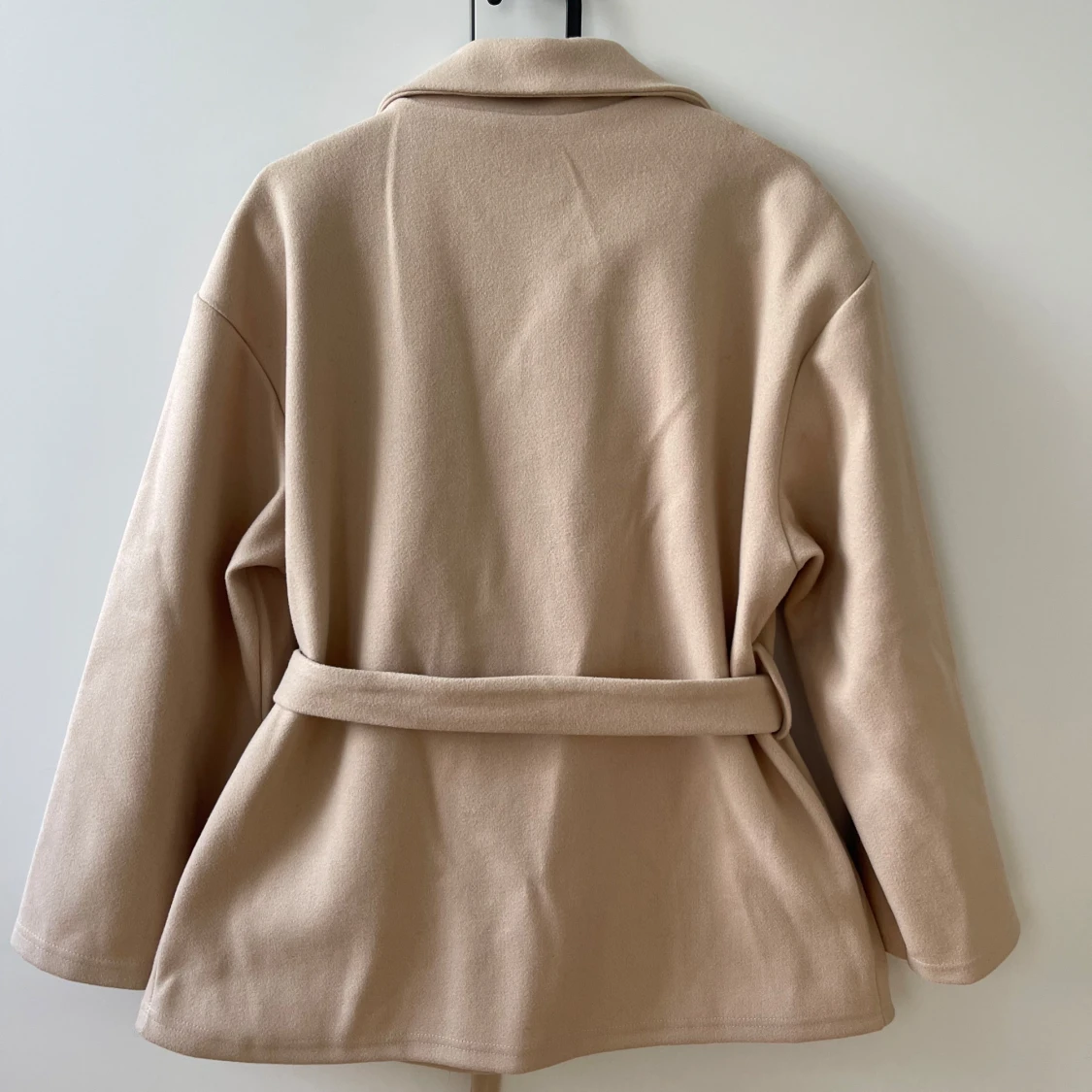 Beige kappa med bälte från Missay - 3