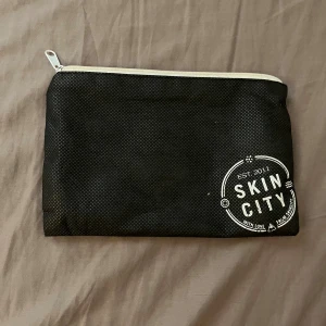 Skin city necessär  - Säljer då den inte kommer till användning.