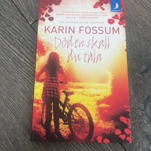 Döden skall du tåla - En spännande deckare om kommissarie Konrad Sejer. En liten flicka försvinner mystiskt från trädgården och ett hotfullt meddelande dyker upp. Perfekt för dig som gillar psykologisk spänning och nordiska kriminalromaner.