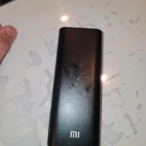 Xiaomi Mi Power Bank 16000mAh - Kraftfull Xiaomi Mi Power Bank med 16000mAh kapacitet, perfekt för att ladda mobiler och surfplattor på språng. Utrustad med två USB-portar och LED-indikatorer. Några synliga repor och mindre slitage på ytan, men fullt fungerande.